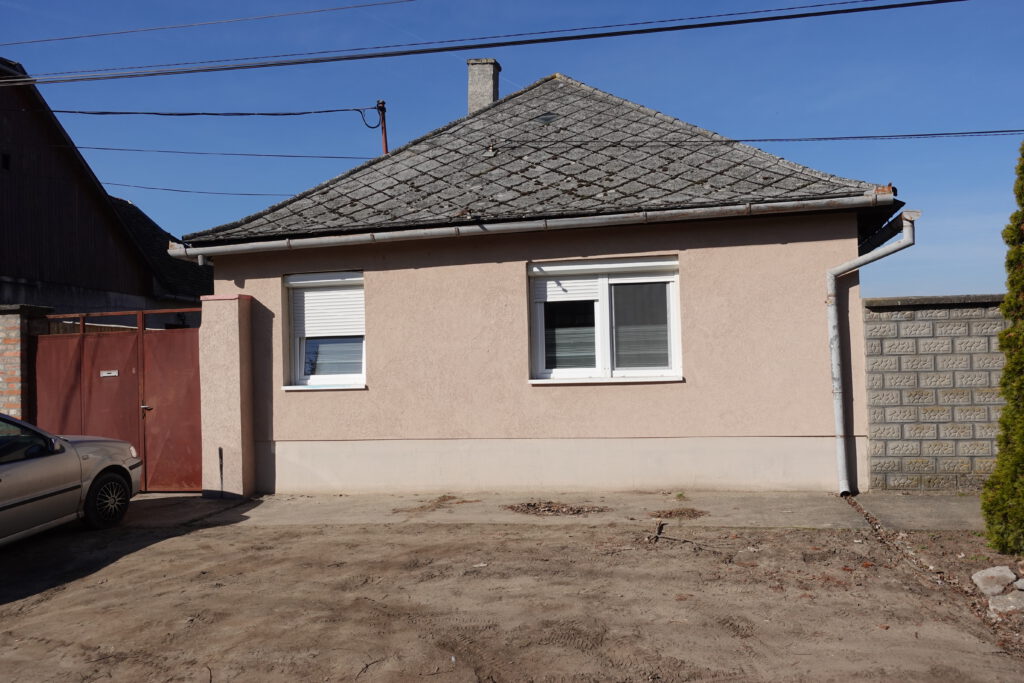 Kleines Stadthaus in Baja (Ungarn) zu verkaufen, Wohnfläche ca. 45 qm mit neunen Kunstoffenstern und Rollläden, Heizung, Gaskonvektor, letzte Renovierung 2021.