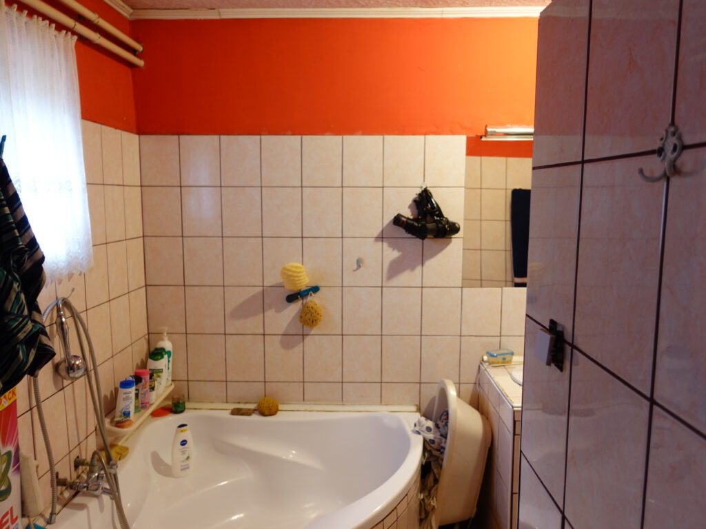 Haus in Ungarn kaufen. Großes 4- Zimmerhaus mit grünem Garten.