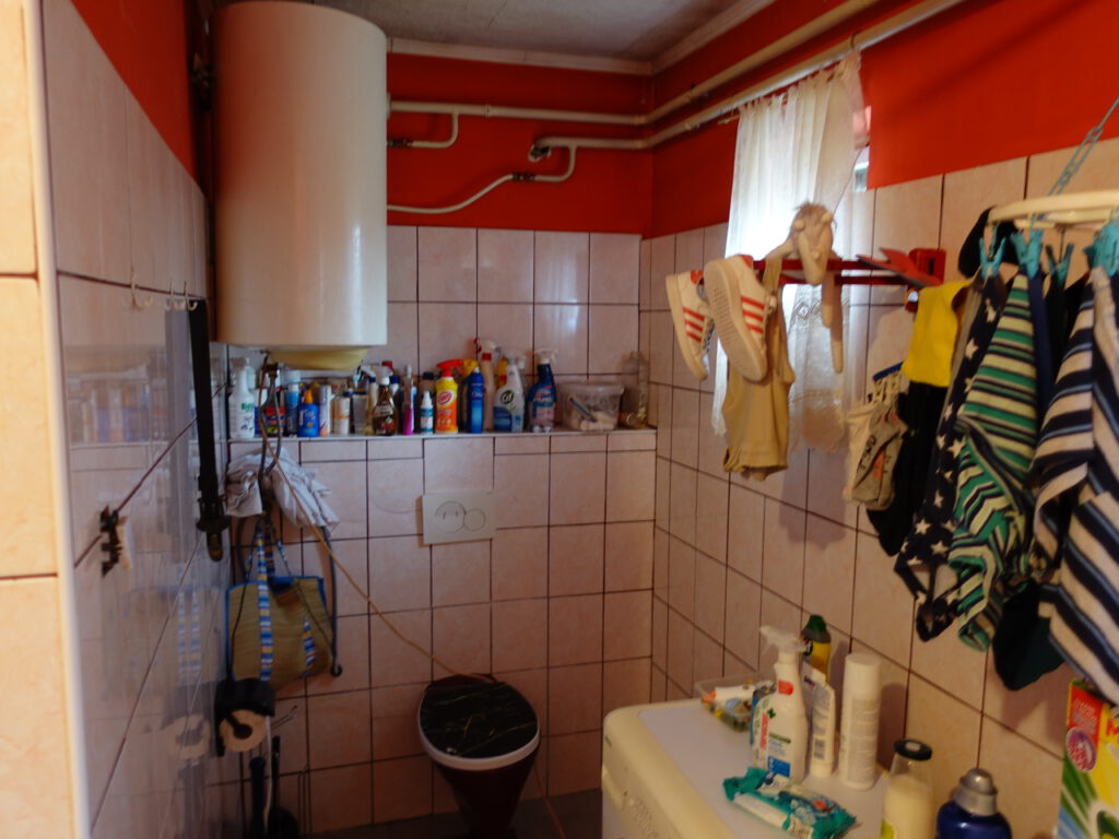 Haus in Ungarn kaufen. Großes 4- Zimmerhaus mit grünem Garten.