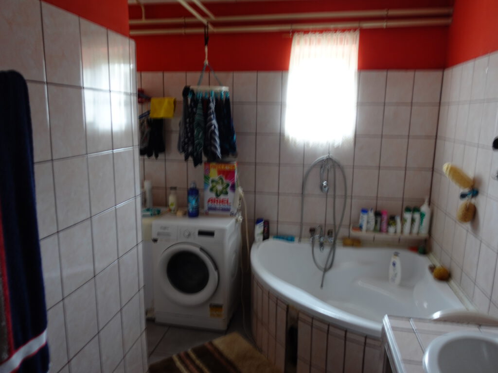 Haus in Ungarn kaufen. Großes 4- Zimmerhaus mit grünem Garten.