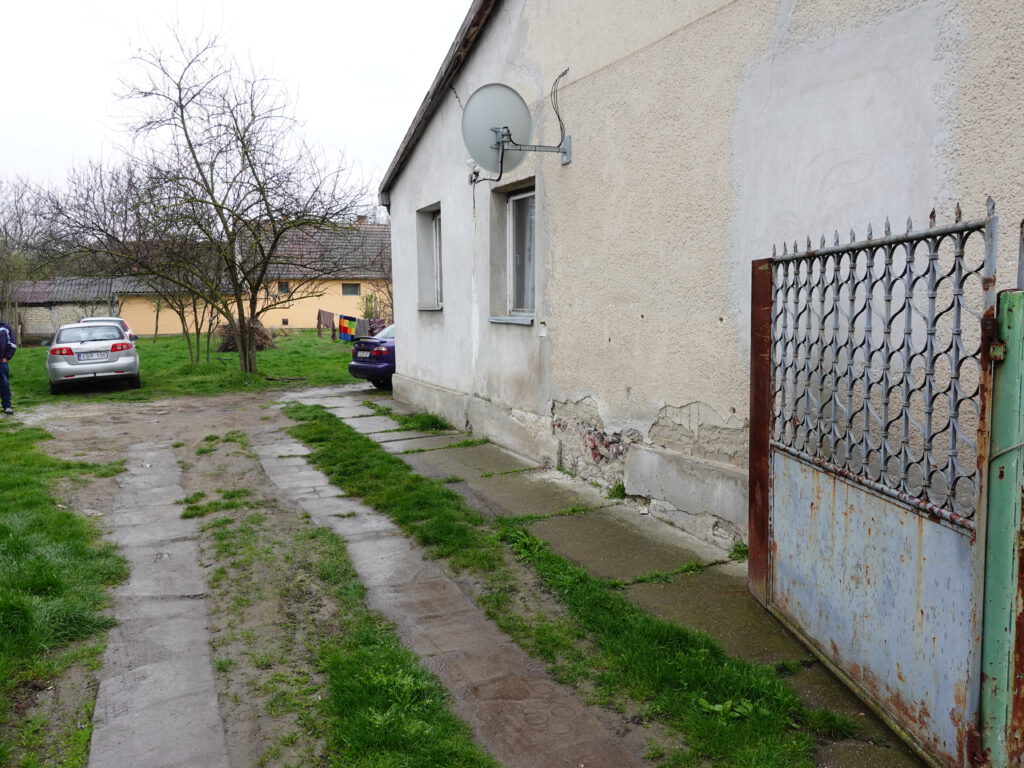 Haus in Ungarn kaufen. Großes 4- Zimmerhaus mit grünem Garten.