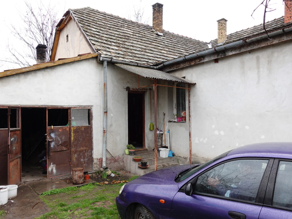 Haus in Ungarn kaufen. Großes 4- Zimmerhaus mit grünem Garten.