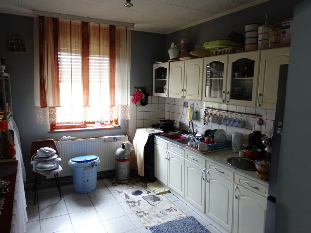 Haus in Ungarn kaufen. Großes 4- Zimmerhaus mit grünem Garten.