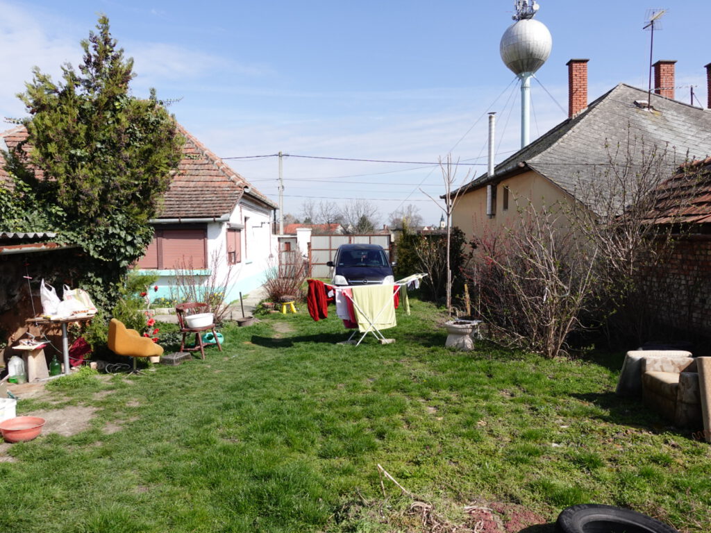 Haus in Ungarn kaufen
mit großem Garten, viele Obstbäume 108qm großem Haus in ruhiger Seitenstraße in Südungarn